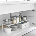 Yamazaki Klappregal TOWER stapelbar M in Weiss, schräg im Unterschrank neben Ordnerboxen