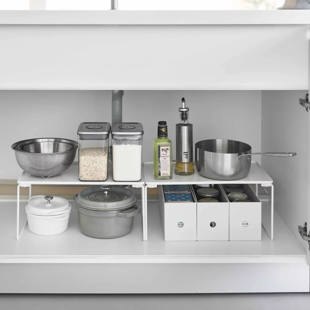 Yamazaki Klappregal TOWER stapelbar M in Weiss, im Unterschrank mit Schüsseln über einem Bräter