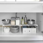 Yamazaki Klappregal TOWER stapelbar M in Weiss, im Unterschrank mit Schüsseln über einem Bräter