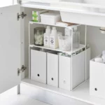 Yamazaki Klappregal TOWER stapelbar M in Weiss, im Unterschrank mit Waschmittel über Ordnerboxen