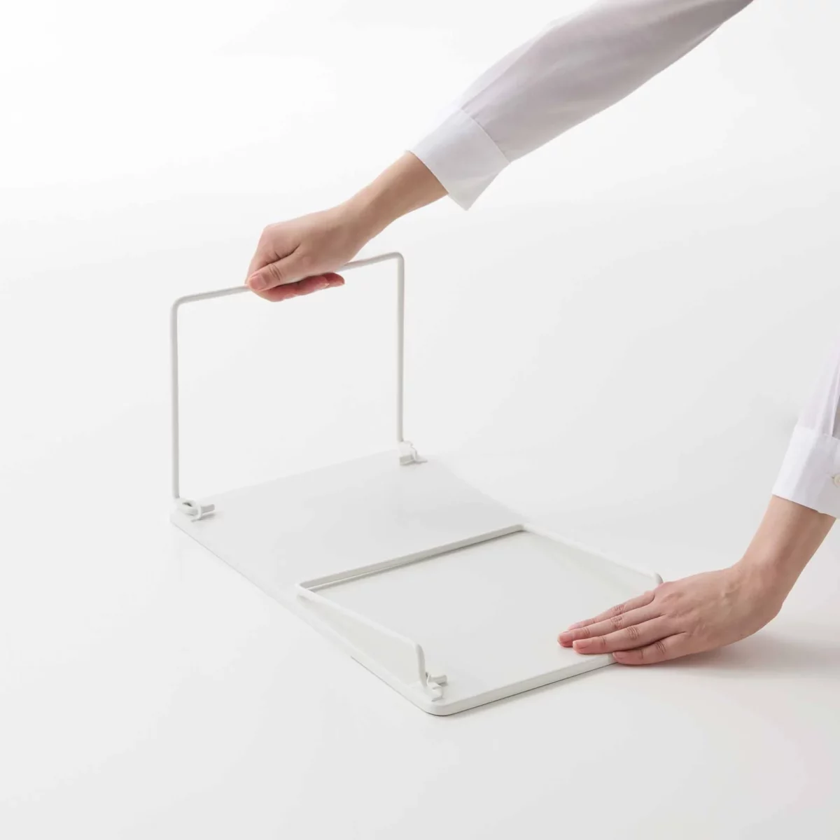 Yamazaki Klappregal TOWER stapelbar M in Weiss, Hand klappt das Regal flach zusammen