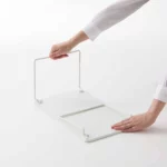 Yamazaki Klappregal TOWER stapelbar M in Weiss, Hand klappt das Regal flach zusammen