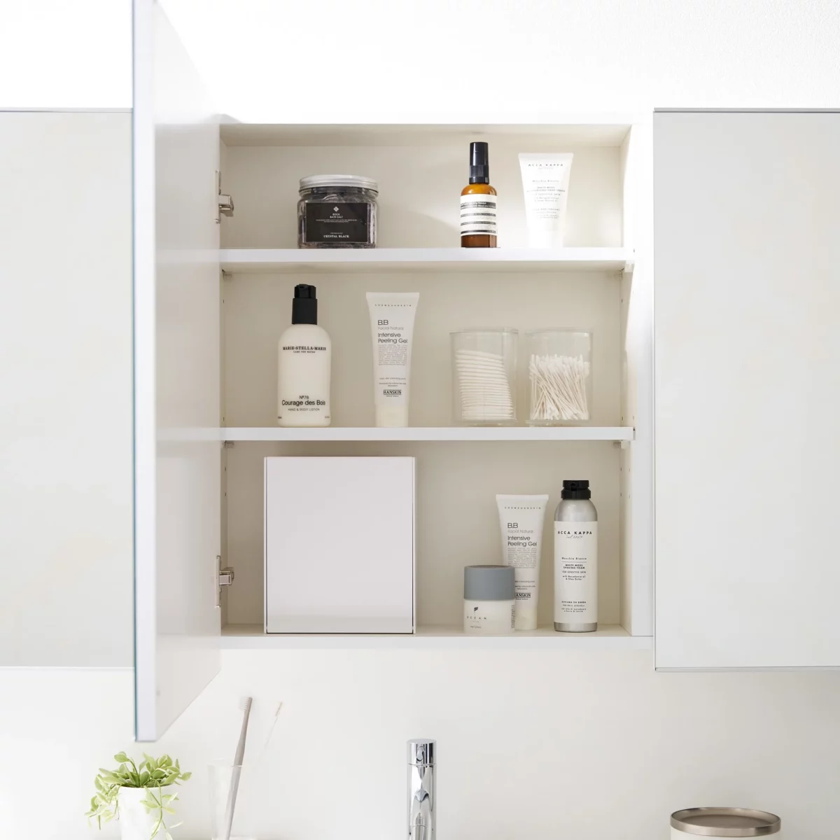 Boîte à crochets adhésifs Yamazaki TOWER avec couvercle, de couleur blanche, dans l'armoire de toilette, entre les produits de soin
