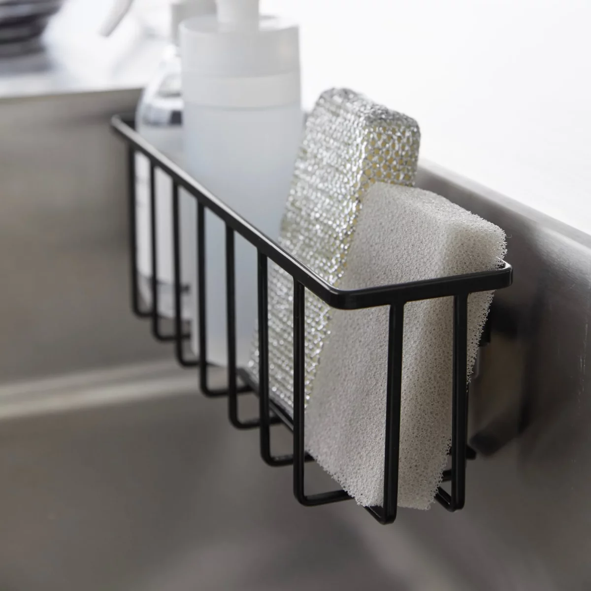 Yamazaki TOWER Film Hook multi-use basket L in black, close-up with sponges in the basket