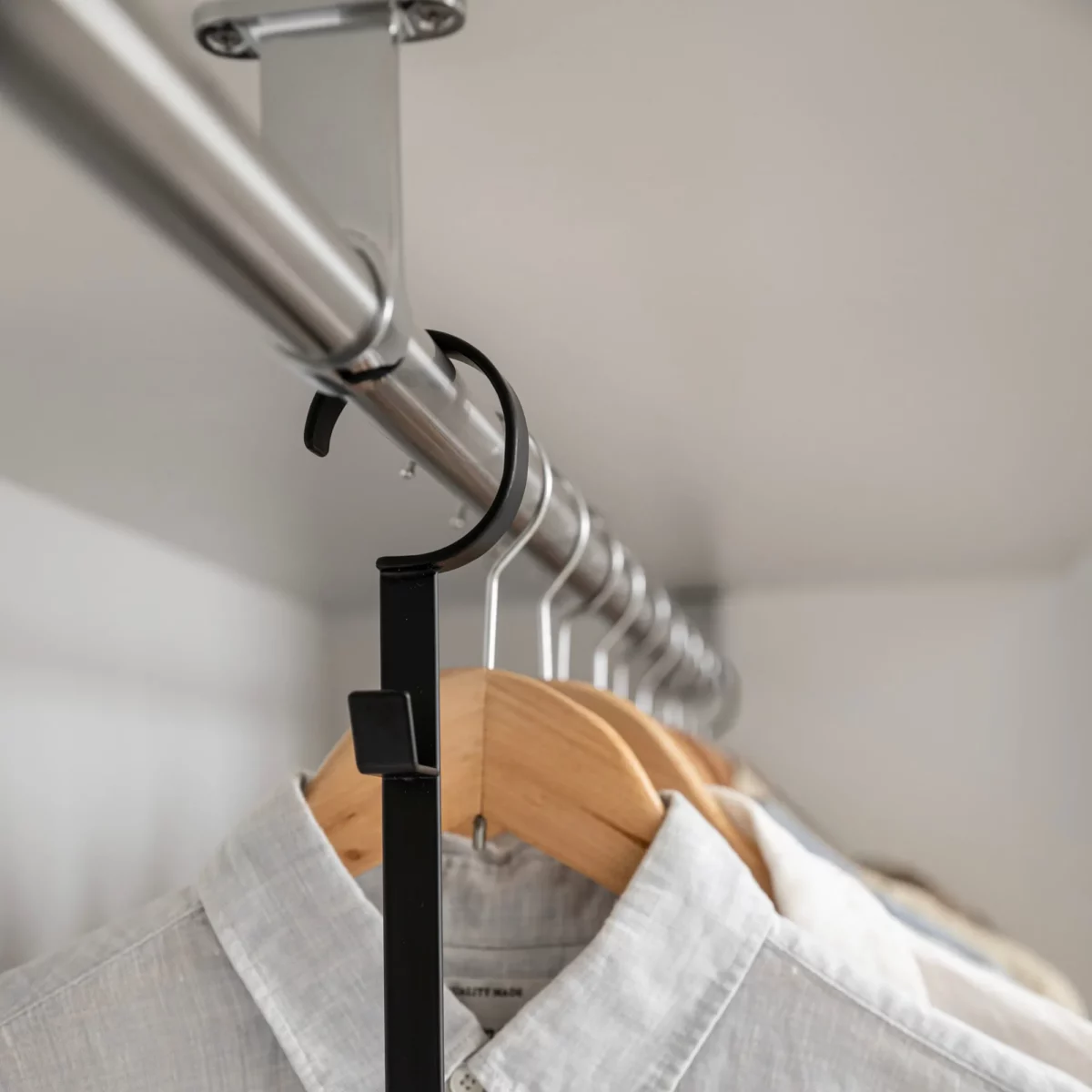 Yamazaki SMART 2-Tier Extendable Clothing Rod in Black, Close-up of the Hanger on the Clothing Rod