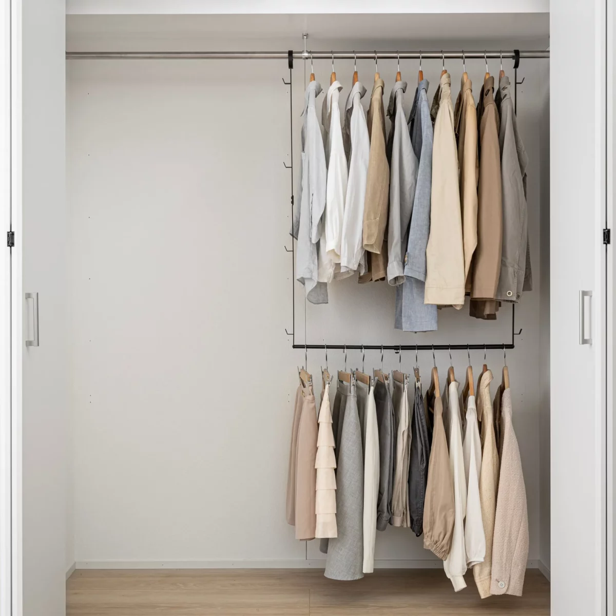 Yamazaki SMART 2-Tier Extendable Clothes Rod in Black, Wardrobe with Two Levels of Clothing (Viewed from the Front)