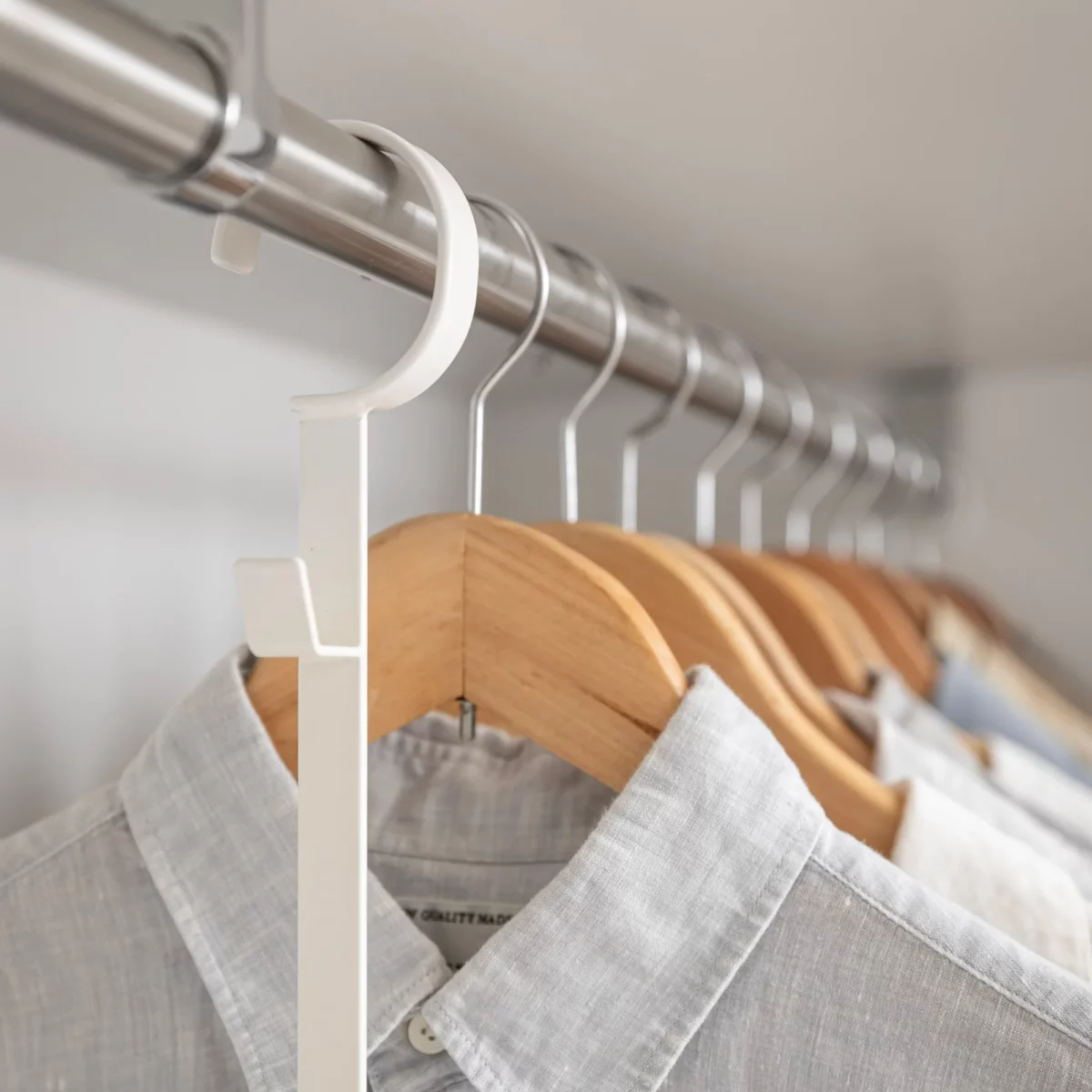 Yamazaki SMART 2-Tier Extendable Clothes Rod in White, close-up of the hanger on the clothes rod