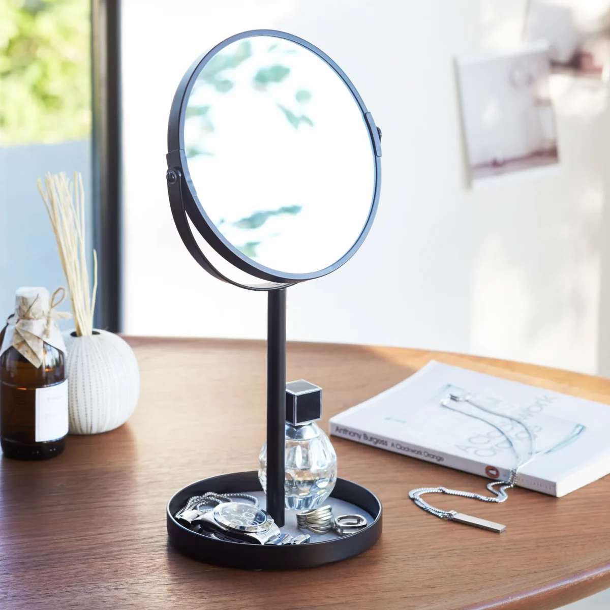 Miroir de maquillage Yamazaki TOWER avec tablette, couleur noire, posé sur une table en bois avec un parfum, une montre et des bijoux