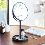 Miroir de maquillage Yamazaki TOWER avec tablette, couleur noire, posé sur une table en bois avec un parfum, une montre et des bijoux