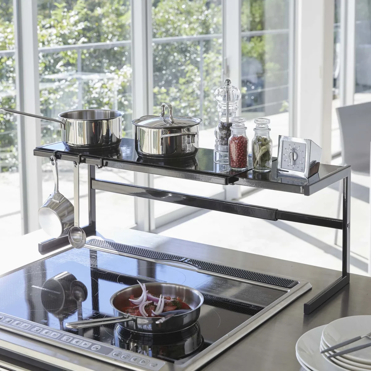 Étagère de cuisine Yamazaki TOWER extensible, noire, vue détaillée 3 | One Horizon
