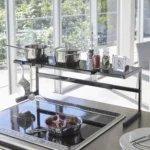 Étagère de cuisine Yamazaki TOWER extensible, noire, vue détaillée 3 | One Horizon