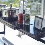 Étagère de cuisine Yamazaki TOWER extensible, noire, vue détaillée 5 | One Horizon