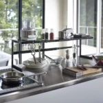 Étagère de cuisine Yamazaki TOWER extensible, noire, vue détaillée 8 | One Horizon