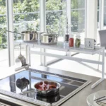 Étagère de cuisine Yamazaki TOWER extensible, blanche, vue détaillée 12 | One Horizon