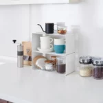 Yamazaki Küchenregal TOWER schmal stapelbar in Weiss, zwei Regale gestapelt mit Tassen, Kanne und Kaffeemühle