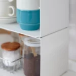 Yamazaki Küchenregal TOWER schmal stapelbar in Weiss, Nahaufnahme mit Tassen über dem Kaffeeglas