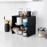 Yamazaki Küchenregal TOWER stapelbar in Schwarz, zwei Regale gestapelt mit Tassen und Kaffeezubehör