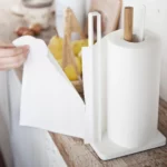 Yamazaki Küchenrollenhalter TOSCA in Weiss, Blatt wird an der Stahlstange abgerissen