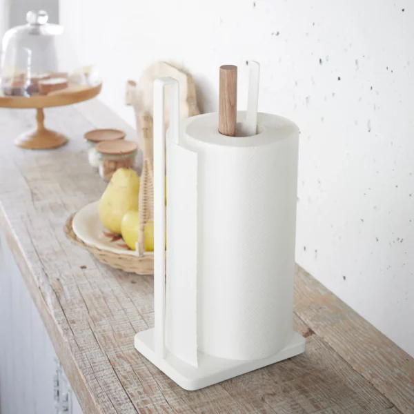 Yamazaki Küchenrollenhalter TOSCA in Weiss, auf einer Holzablage neben Birnen und Gewürzen