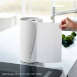 Yamazaki Küchenrollenhalter TOWER rund in Weiss, Küchenpapier ausgerollt vor dem Halter auf der Arbeitsplatte