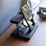 Yamazaki Ladeständer TOWER für Smartphone und Uhr in Schwarz, Smartphone hochkant, Brille in der unteren Ablage