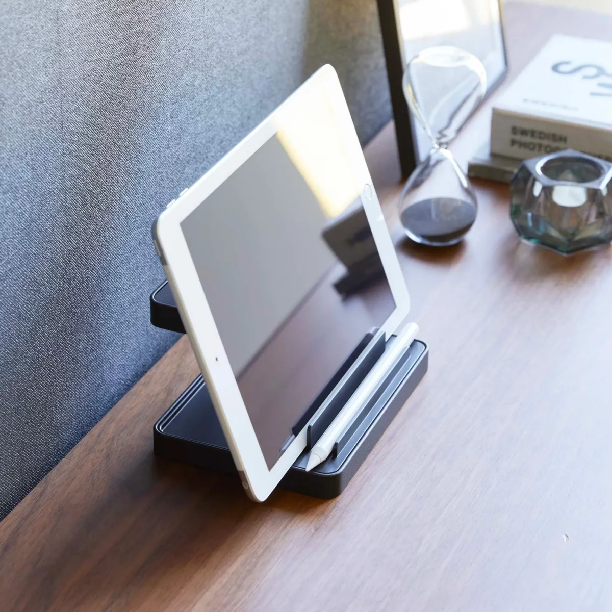 Yamazaki Ladeständer TOWER für Smartphone und Uhr in Schwarz, mit Tablet hochkant auf dem Schreibtisch