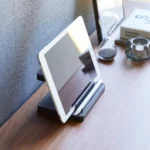 Yamazaki Ladeständer TOWER für Smartphone und Uhr in Schwarz, mit Tablet hochkant auf dem Schreibtisch