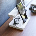 Yamazaki Ladeständer TOWER für Smartphone und Uhr in Weiss, Smartphone hochkant, Brille in der unteren Ablage