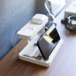 Yamazaki Ladeständer TOWER für Smartphone und Uhr in Weiss, schräg mit Smartphone vorne und Kopfhörern oben