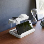 Yamazaki Ladeständer TOWER für Smartphone und Uhr in Weiss, auf dem Schreibtisch mit Smartphone, Uhr und Kopfhörern