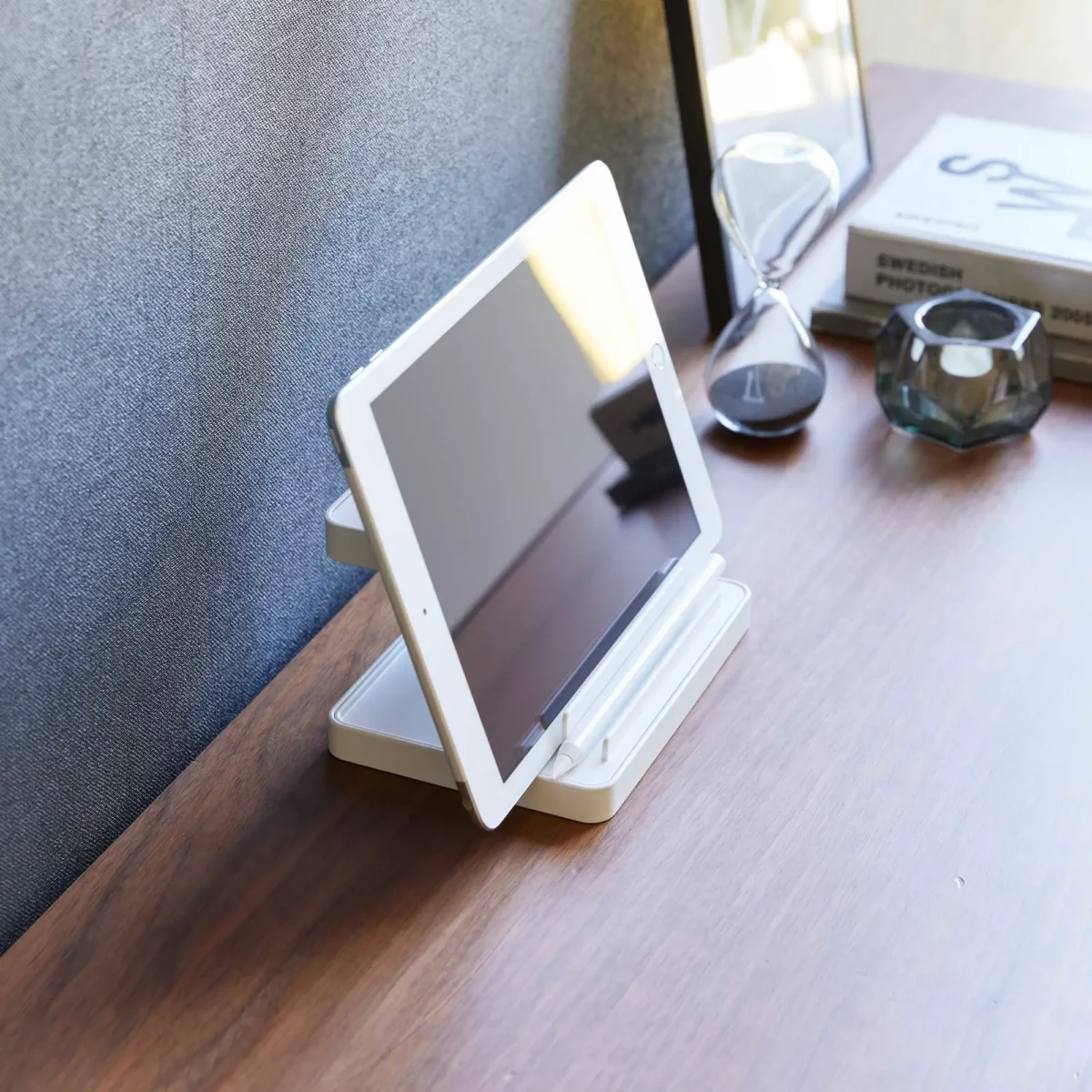 Yamazaki Ladeständer TOWER für Smartphone und Uhr in Weiss, mit Tablet hochkant auf dem Schreibtisch