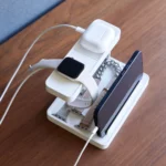 Yamazaki Ladeständer TOWER für Smartphone und Uhr in Weiss, von oben mit Uhr, Kopfhörern und Smartphone beim Laden