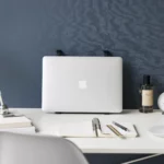 Support 2 en 1 TOWER pour ordinateur et tablette Yamazaki coloris noir, debout de face avec ordinateur devant un mur bleu