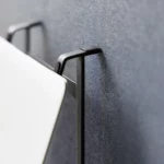 Support 2 en 1 TOWER pour ordinateur et tablette Yamazaki coloris noir, gros plan de l’étrier tenant un ordinateur debout