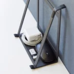 Support 2 en 1 TOWER pour ordinateur et tablette Yamazaki coloris noir, chargeur et souris dans le bac du support vertical