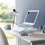 Support 2 en 1 TOWER pour ordinateur et tablette Yamazaki coloris blanc, sur un bureau avec ordinateur ouvert près d’une fenêtre