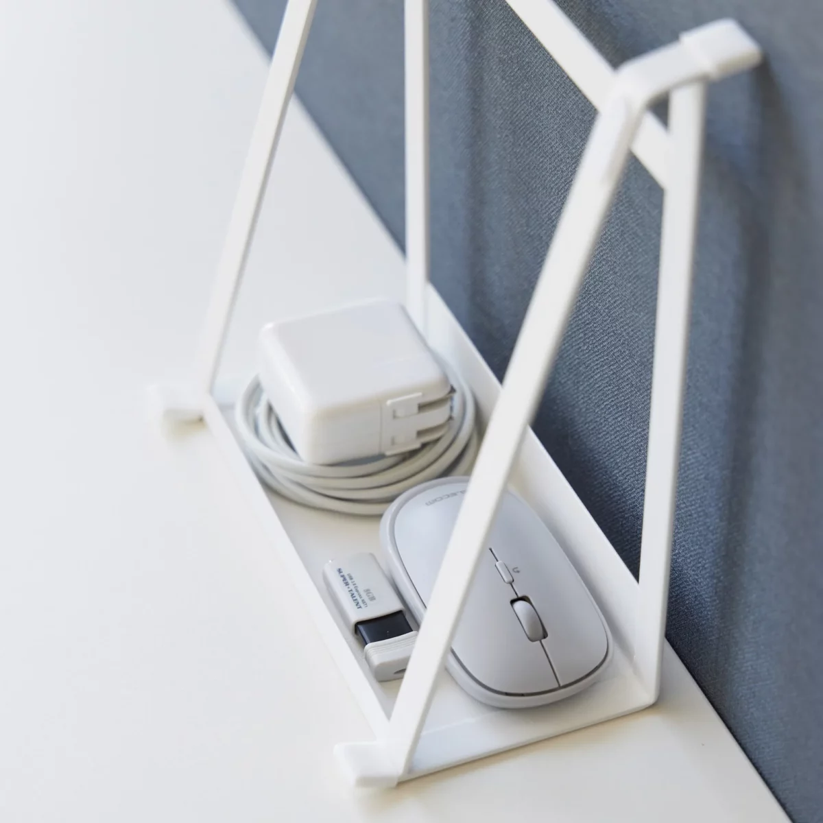 Support 2 en 1 TOWER pour ordinateur et tablette Yamazaki coloris blanc, chargeur et souris dans le bac du support vertical