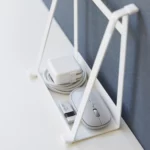 Support 2 en 1 TOWER pour ordinateur et tablette Yamazaki coloris blanc, chargeur et souris dans le bac du support vertical