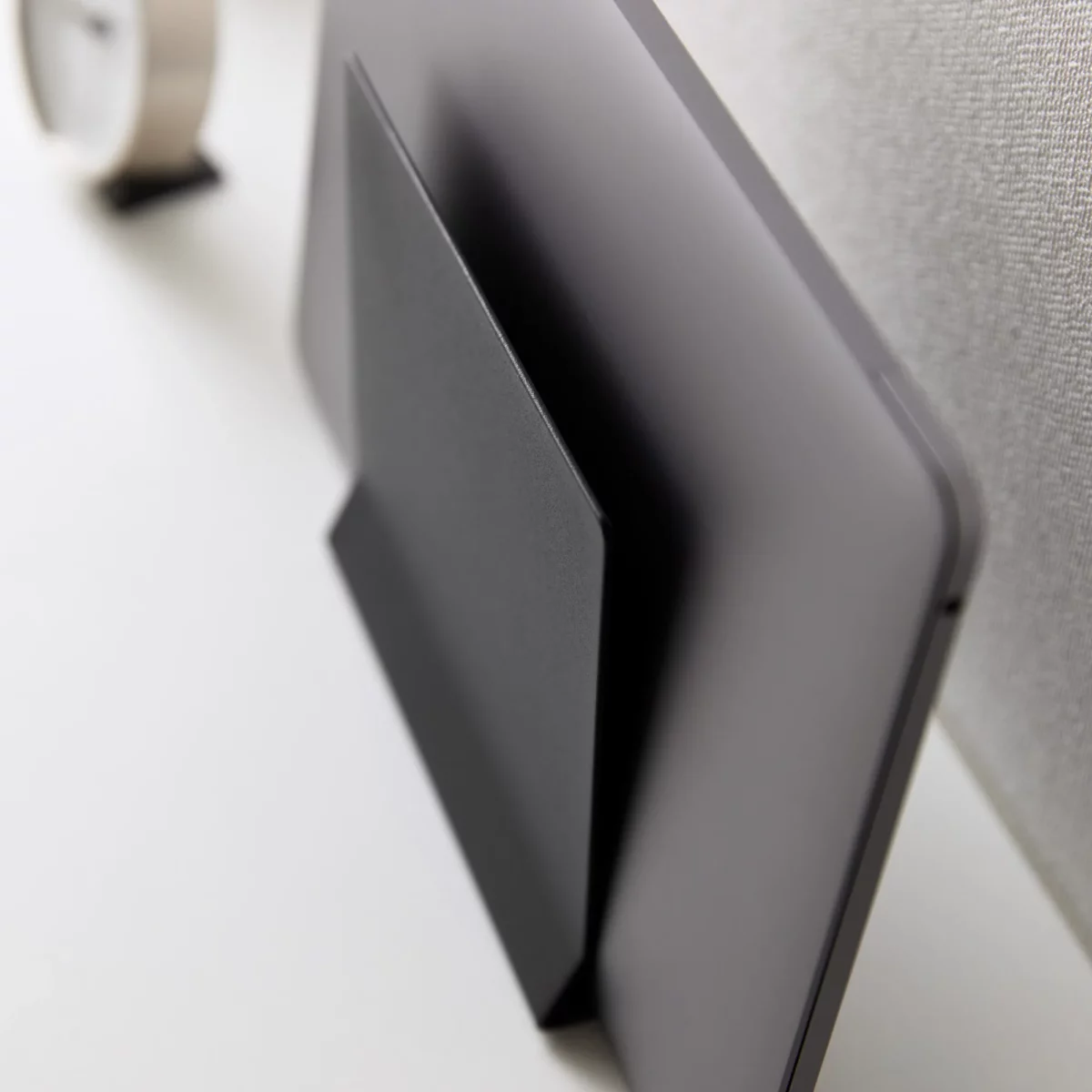 Support pour ordinateur portable Yamazaki TOWER vertical, couleur noire ; gros plan sur le support et l'ordinateur portable vus de profil