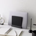 Support pour ordinateur portable Yamazaki TOWER vertical, de couleur noire, à poser sur un bureau avec l'ordinateur portable en position verticale