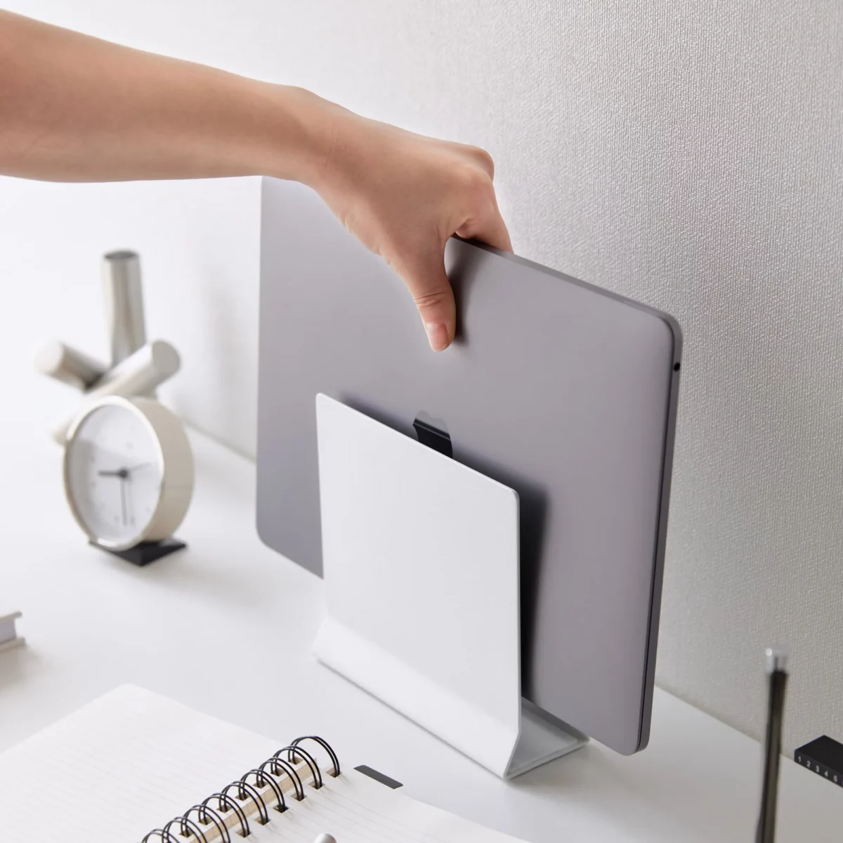 Support pour ordinateur portable Yamazaki TOWER vertical, blanc ; il suffit de placer l'ordinateur portable dans le support