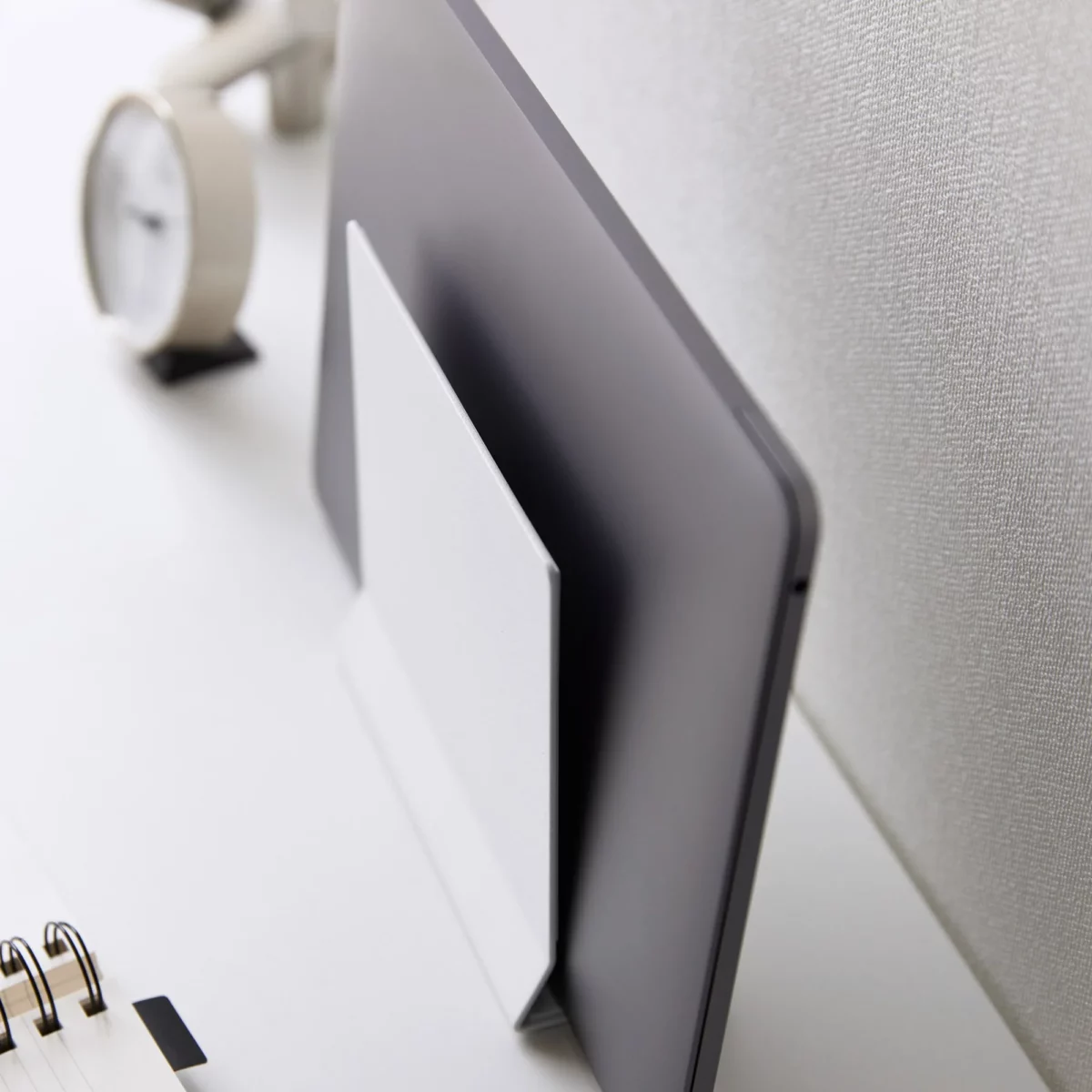 Support pour ordinateur portable Yamazaki TOWER vertical, blanc ; gros plan sur le support et l'ordinateur portable vus de profil