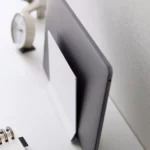 Support pour ordinateur portable Yamazaki TOWER vertical, blanc ; gros plan sur le support et l'ordinateur portable vus de profil