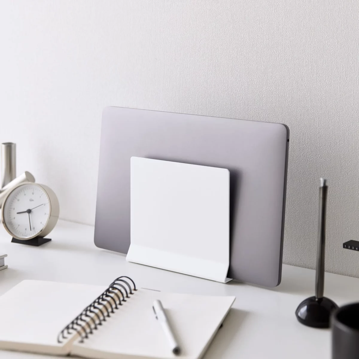Support pour ordinateur portable Yamazaki TOWER vertical, de couleur blanche, à poser sur un bureau avec l'ordinateur portable en position verticale