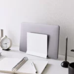 Support pour ordinateur portable Yamazaki TOWER vertical, de couleur blanche, à poser sur un bureau avec l'ordinateur portable en position verticale
