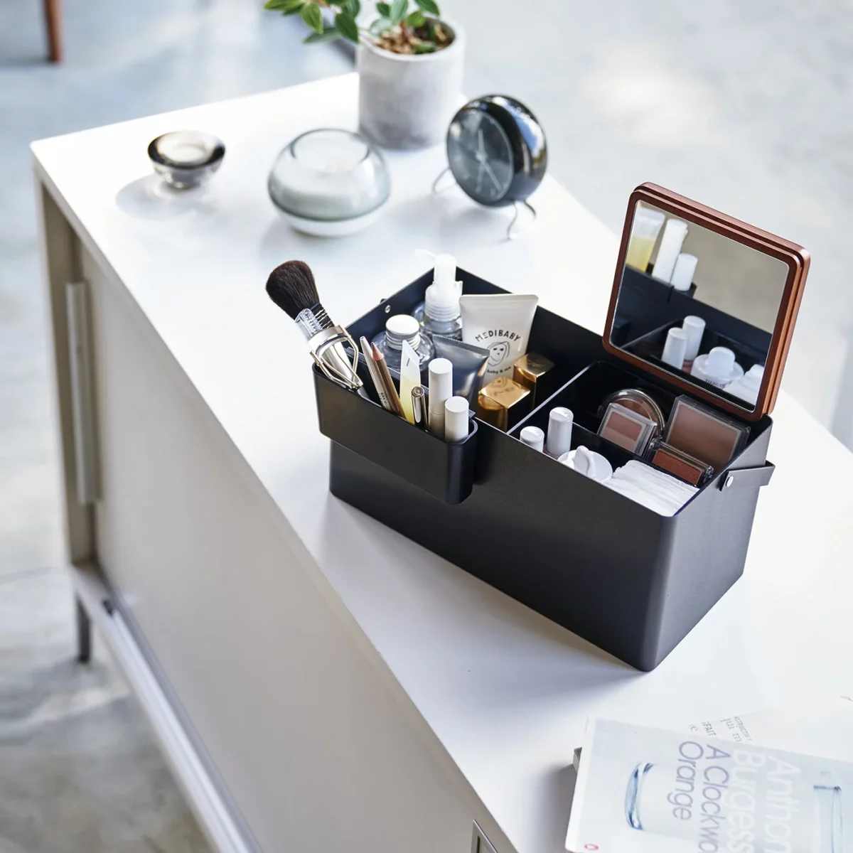 Yamazaki Make-up-Box TOWER Schwarz, Detailansicht 3 | One Horizon
