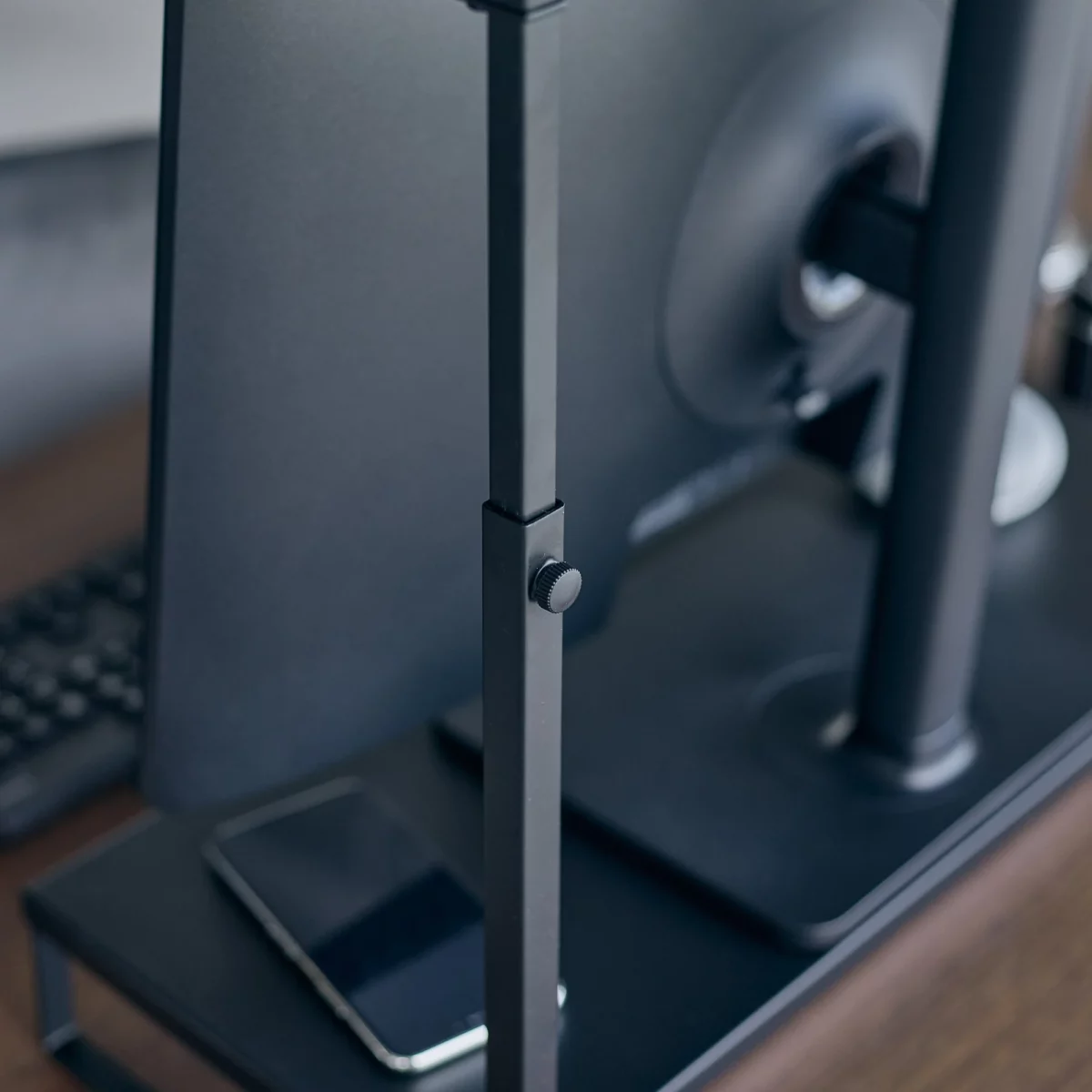 Yamazaki 2-stöckiger Monitorständer TOWER Schwarz, Detailansicht 8 | One Horizon