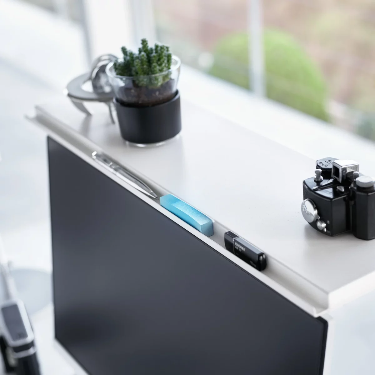 Yamazaki 2-stöckiger Monitorständer TOWER Weiss, Detailansicht 6 | One Horizon