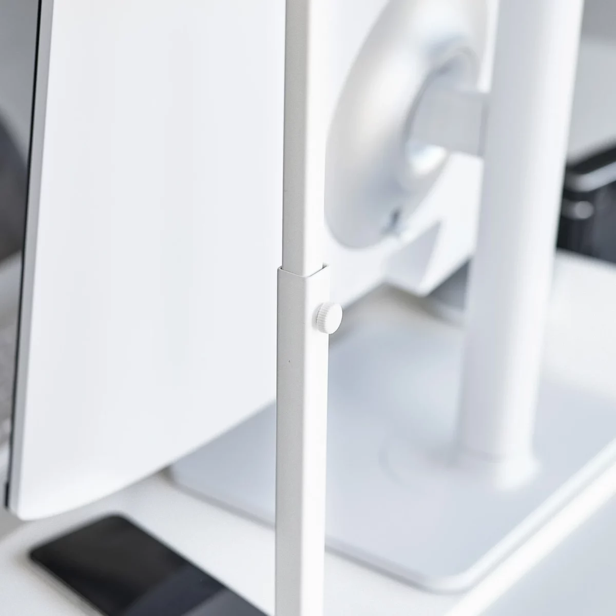 Yamazaki 2-stöckiger Monitorständer TOWER Weiss, Detailansicht 8 | One Horizon
