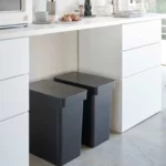 Yamazaki Mülleimer TOWER luftdicht mit Rollen Schwarz, Detailansicht 12 | One Horizon